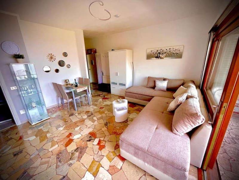 Curato studio d'angolo sito all'ultimo piano con incantevole vista lag (5)