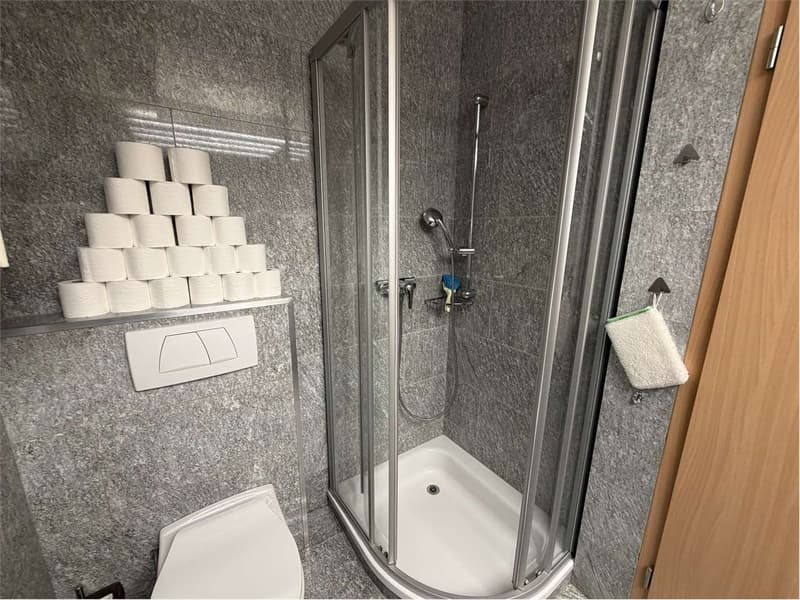 Casa indipendente completamente ristrutturata su un unico livello con (12)