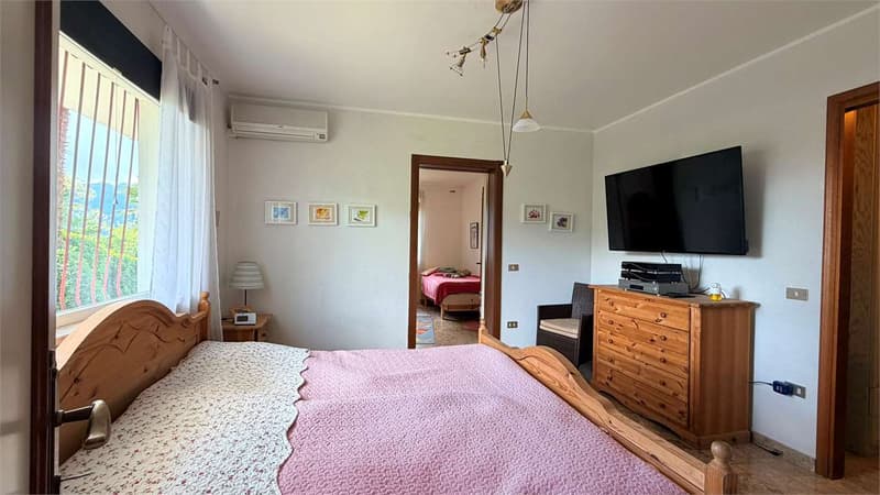 Esclusiva villa con splendida vista lago, piscina e assoluta privacy a (10)