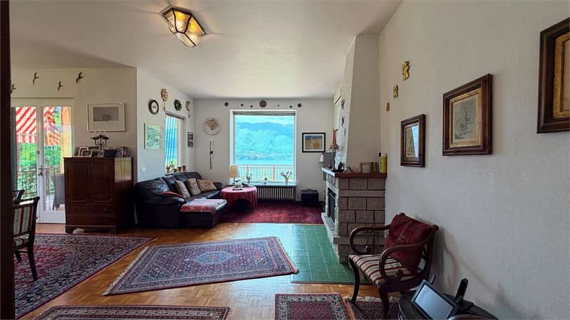 Esclusiva villa con splendida vista lago, piscina e assoluta privacy a (4)