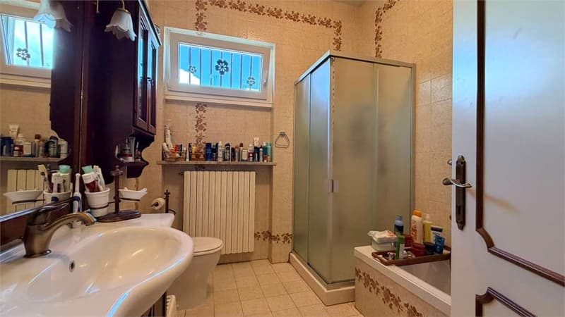 Esclusiva villa con splendida vista lago, piscina e assoluta privacy a (9)