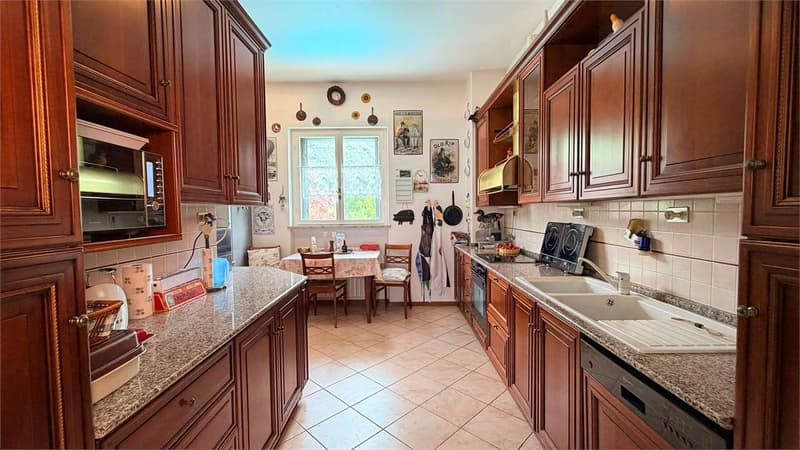Esclusiva villa con splendida vista lago, piscina e assoluta privacy a (7)