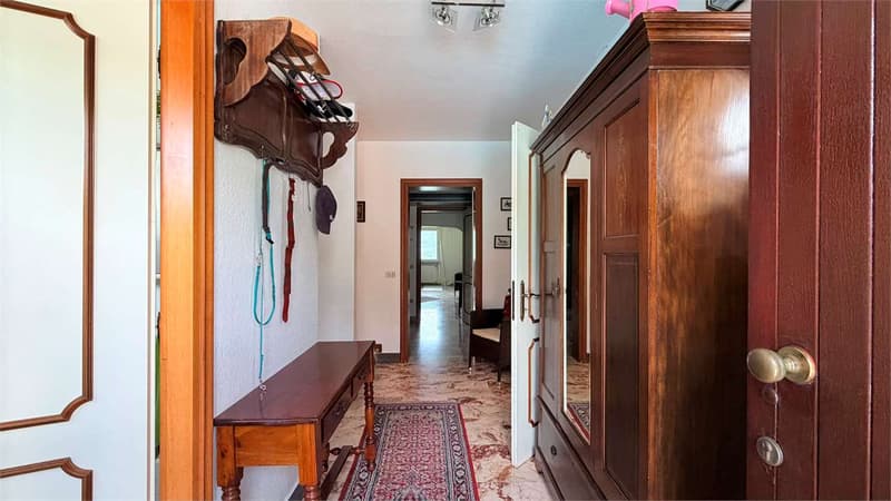 Esclusiva villa con splendida vista lago, piscina e assoluta privacy a (2)