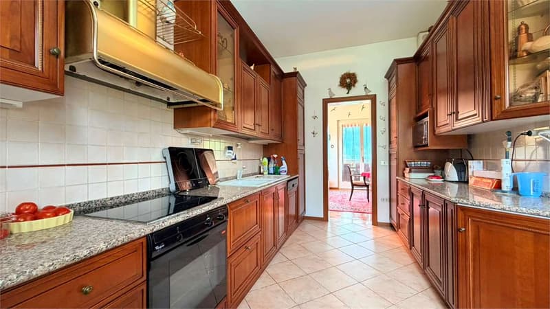Esclusiva villa con splendida vista lago, piscina e assoluta privacy a (6)