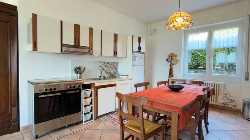 Curata villa con due unità abitative indipendenti, piscina e splendida (8)