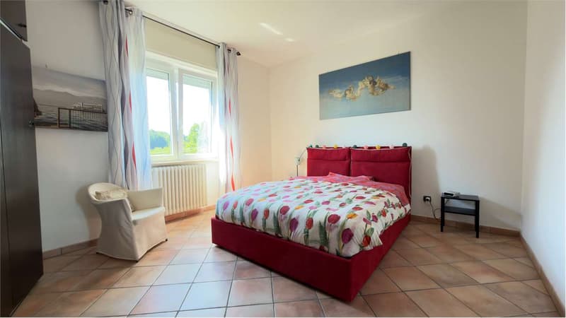 Curata villa con due unità abitative indipendenti, piscina e splendida (9)