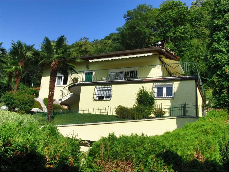 Esclusiva villa in una posizione soleggiata e tranquilla con incantevo (1)