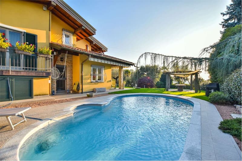 Elegante villa indipendente immersa nella natura, con piscina e garage (1)