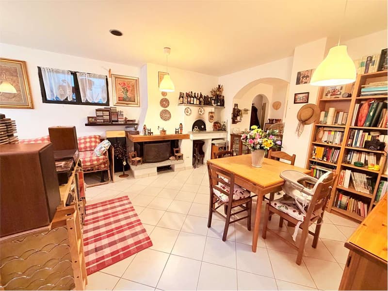 Splendida casa indipendente in posizione tranquilla e soleggiata, con (11)