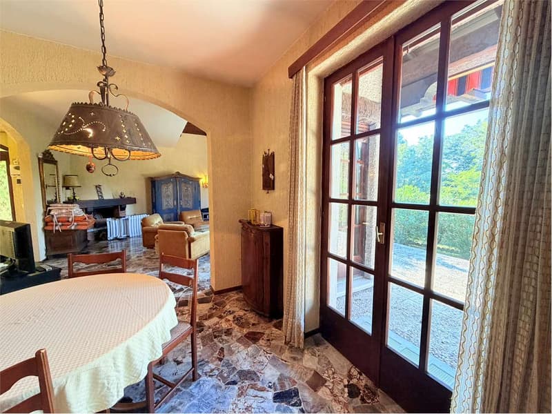 Bella villa su un unico livello con ampio terreno e grande garage, pos (5)