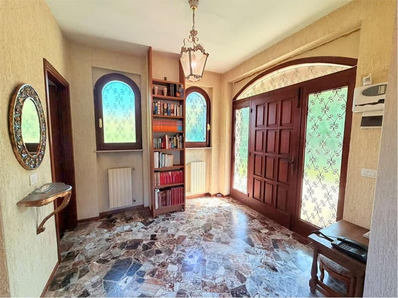 Bella villa su un unico livello con ampio terreno e grande garage, pos (2)