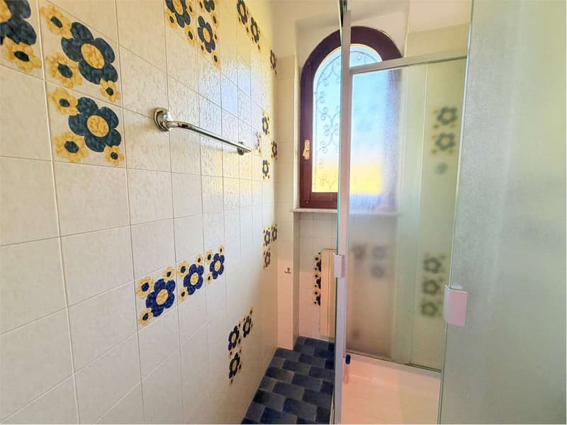Bella villa su un unico livello con ampio terreno e grande garage, pos (11)