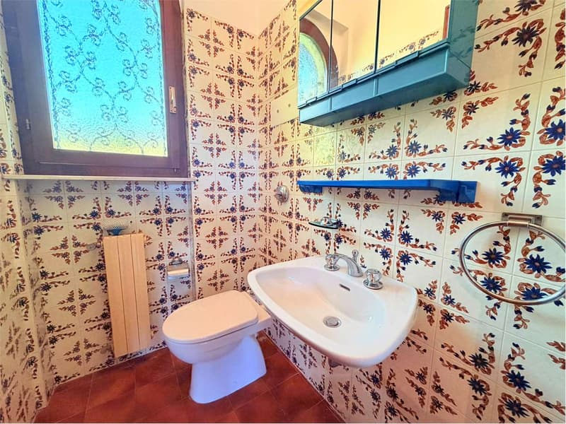 Bella villa su un unico livello con ampio terreno e grande garage, pos (10)