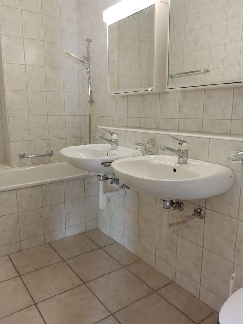 Das Badezimmer mit Badewanne und 2 Lavabos