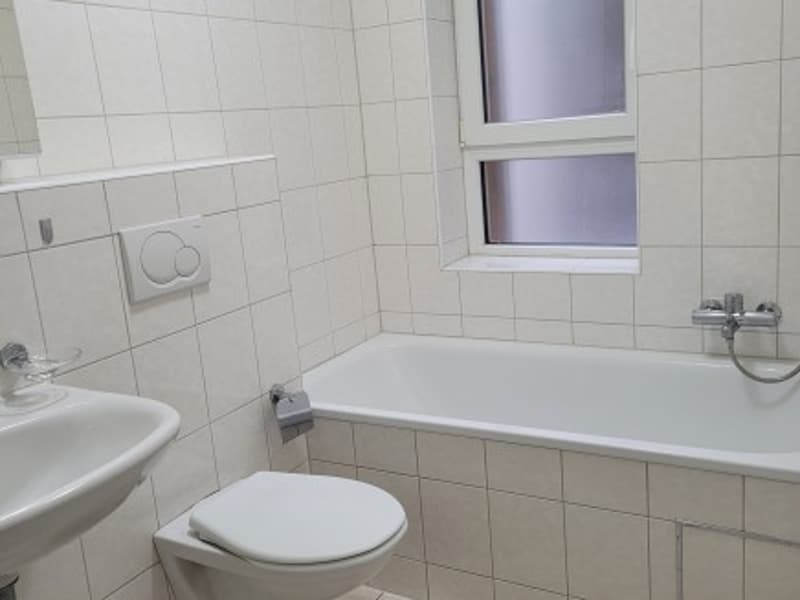 Das Badezimmer mit Badewanne