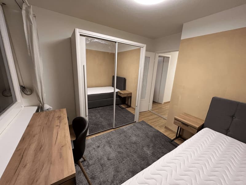 Möbliertes Zimmer in modernisierter Wohnung an top Lage (1)