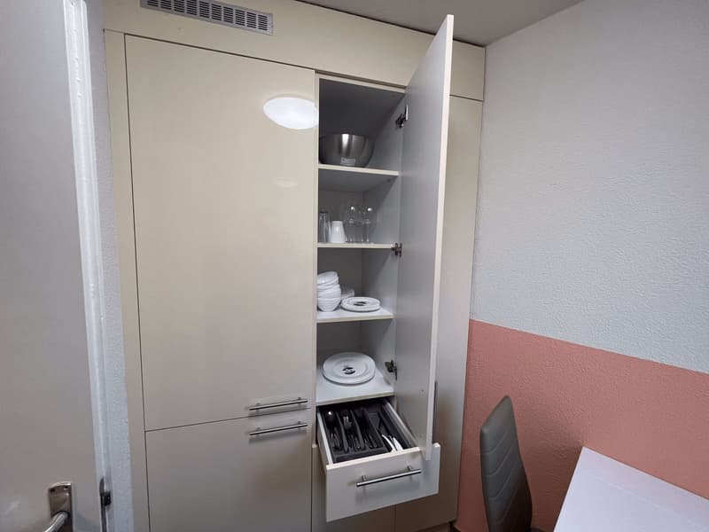 Möbliertes Zimmer in modernisierter Wohnung an top Lage (8)