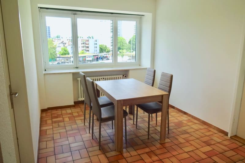 Möbliertes Zimmer in modernisierter Wohnung an top Lage (2)