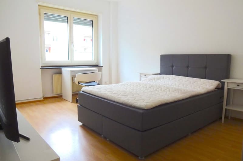 Helles und möbliertes WG-Zimmer mit eigenem TV (1)
