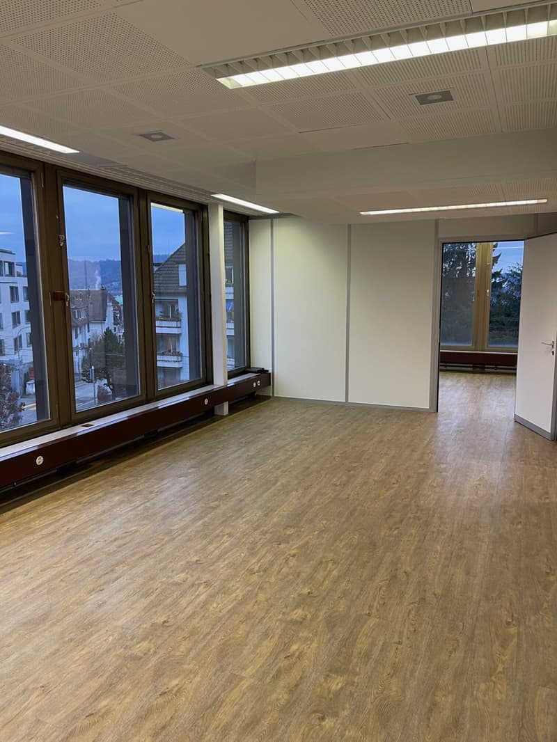 Büro mit Durchgang