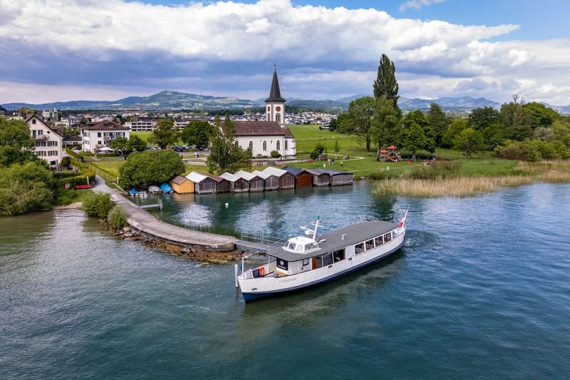 Historisches Fahrgastschiff mit Bootsplatz am Zürichsee (2)