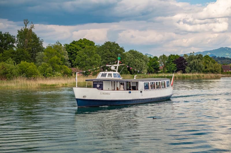 Historisches Fahrgastschiff mit Bootsplatz am Zürichsee (6)