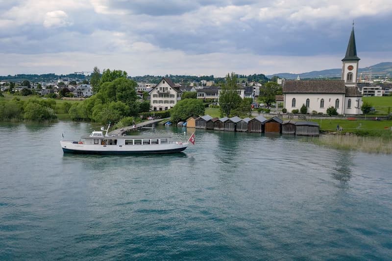 Historisches Fahrgastschiff mit Bootsplatz am Zürichsee (3)