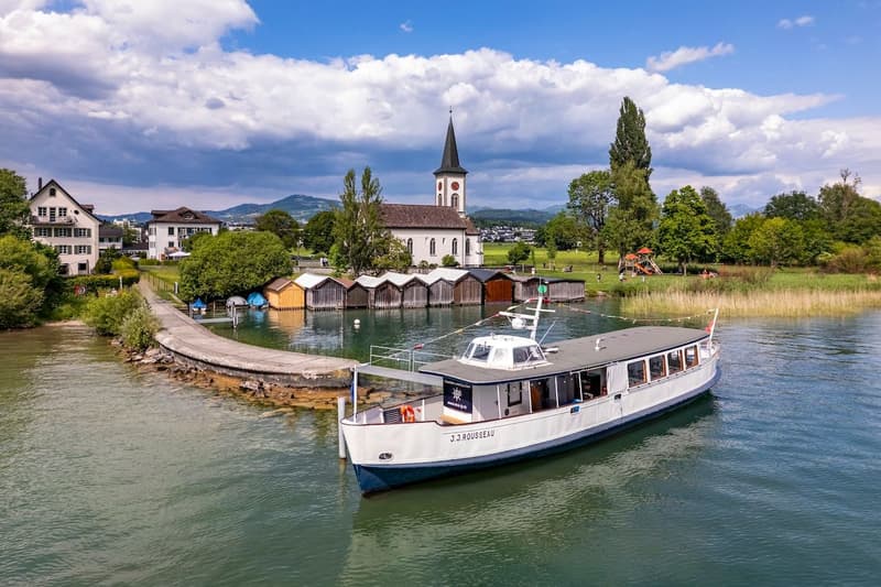 Historisches Fahrgastschiff mit Bootsplatz am Zürichsee (1)