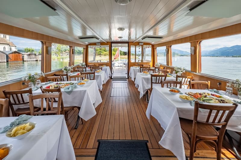 Historisches Fahrgastschiff mit Bootsplatz am Zürichsee (7)