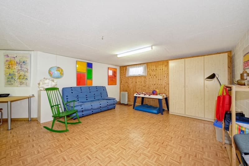 Charmantes Einfamilienhaus mit Pool und grossem Hobbyraum (11)