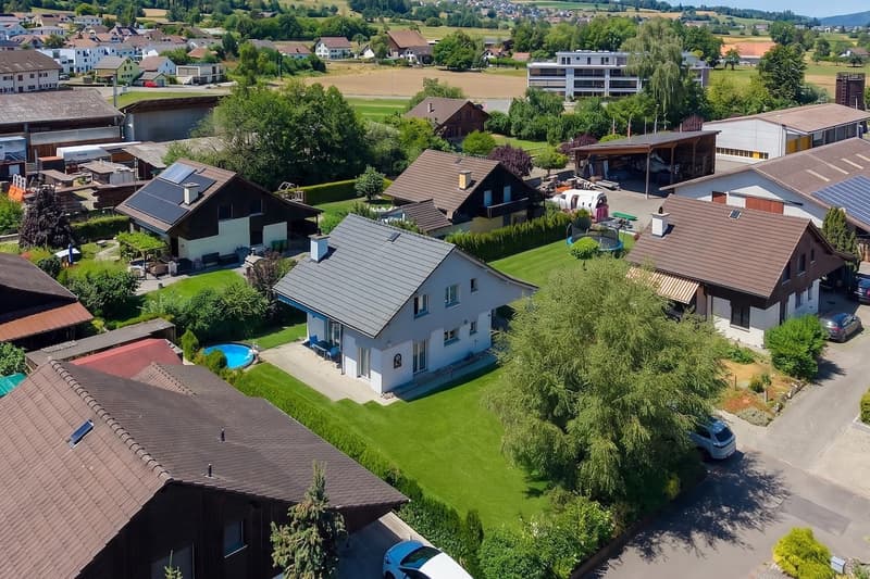 Charmantes Einfamilienhaus mit Pool und grossem Hobbyraum (1)