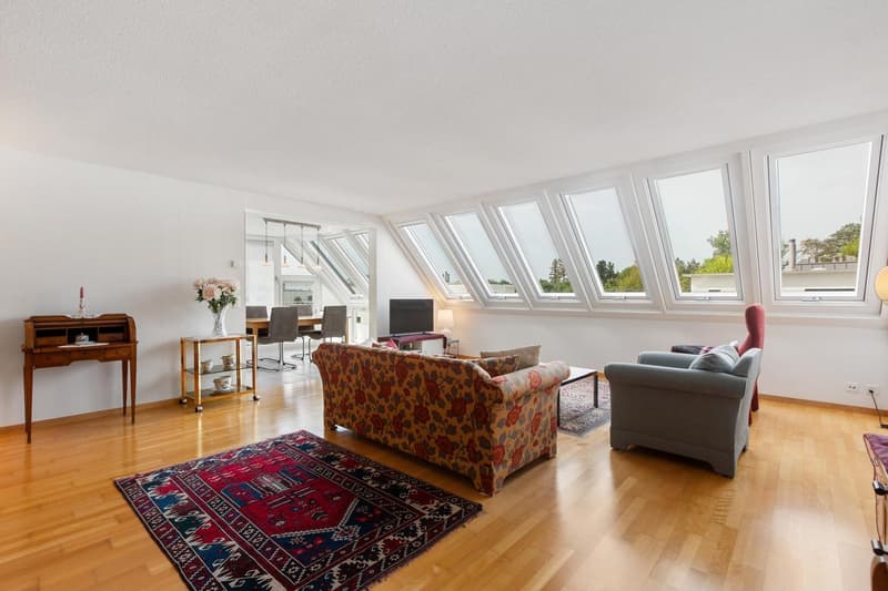 4.5-Zimmer-Attika-Maisonette - umgeben von Grün, gekrönt von Licht in Uitikon (6)
