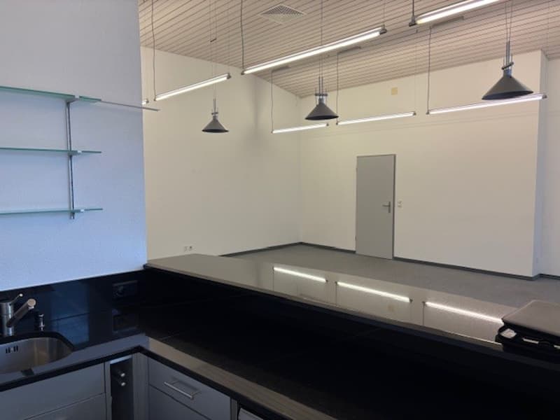 Espace de bureau entièrement aménagé avec cuisine (4)