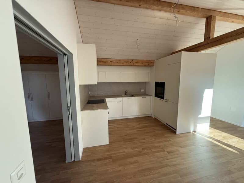 Neuwertige 2.5 Zimmer-Dachgeschosswohnung in Abtwil (2)