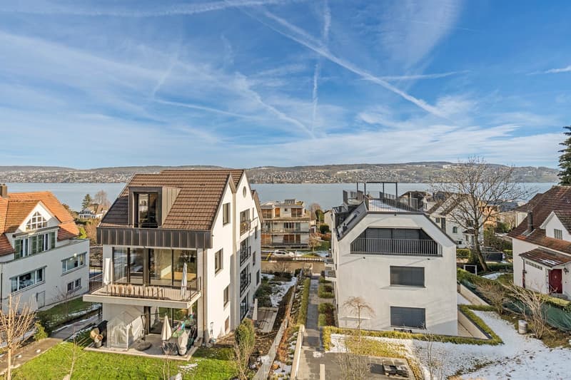 Several modern houses, waterfront, balcony, lake view