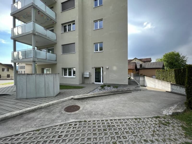 EINSTELLPLATZ FÜR IHR AUTO (2)