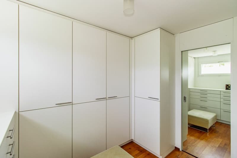 Modernes 6.5-Zimmer-Terrassenhaus mit Weitsicht und grosszügigem Aussenbereich (14)