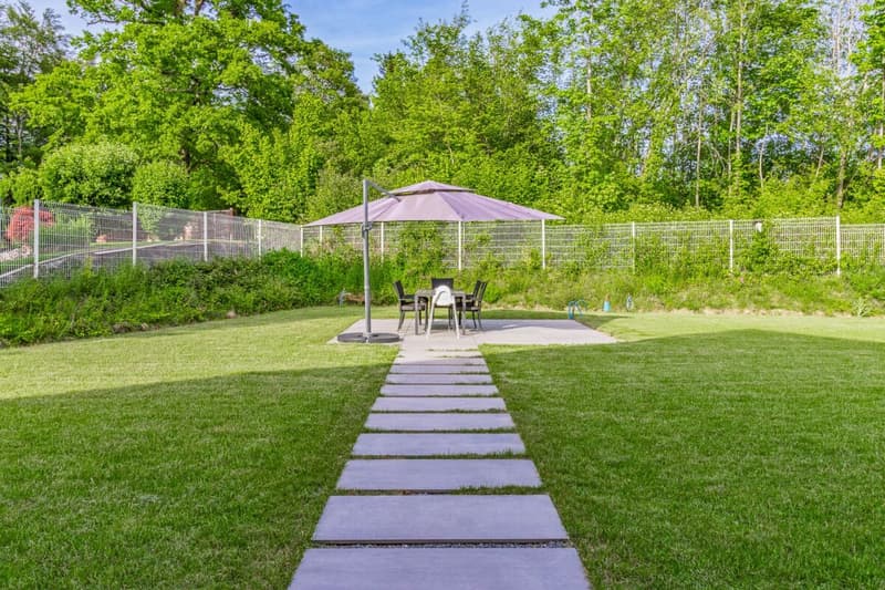 Luxuriöse Villa mit weitläufigem Grundstück, Pool und Privatsphäre (6)