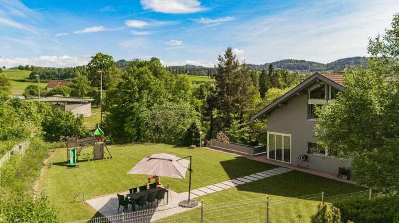 Luxuriöse Villa mit weitläufigem Grundstück, Pool und Privatsphäre (5)