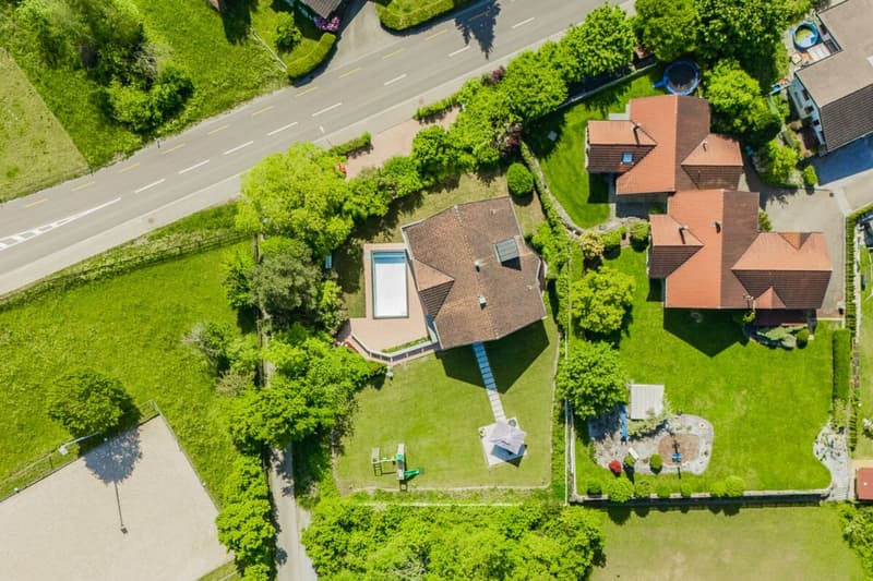 Luxuriöse Villa mit weitläufigem Grundstück, Pool und Privatsphäre (3)
