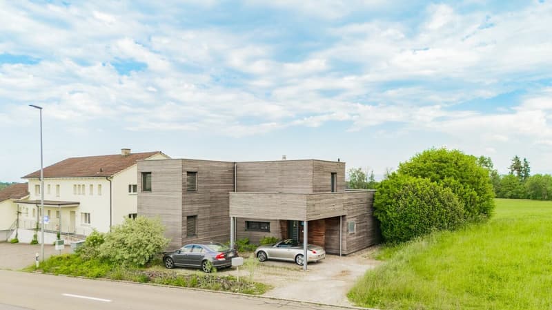 Charaktervolles 4.5-Zimmer-Architektenhaus - Moderne Holzarchitektur mit unverbaubarer Weitsicht (2)