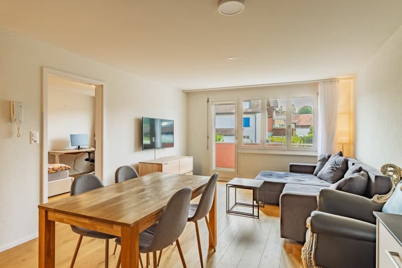 Modernisierte 2.5-Zimmer-Wohnung mit Balkon & Einzelgarage (4)