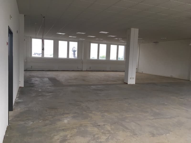 Locaux de bureau aux 2e et 3e étages dans le parc industriel et commercial de Schwerzi à louer (8)