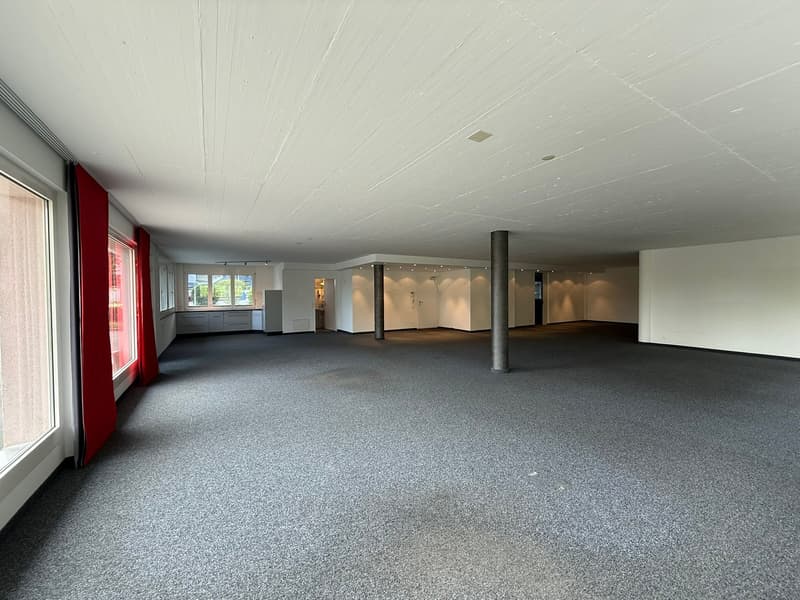Spazio commerciale flessibile (circa 300 m²) con parte ufficio e magazzino a Wollerau (4)