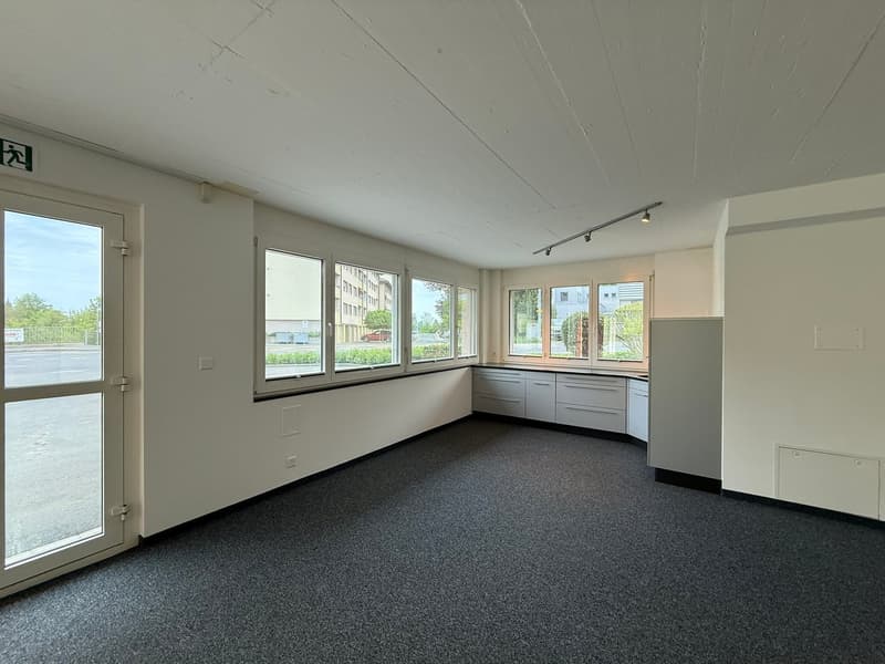 Spazio commerciale flessibile (circa 300 m²) con parte ufficio e magazzino a Wollerau (5)