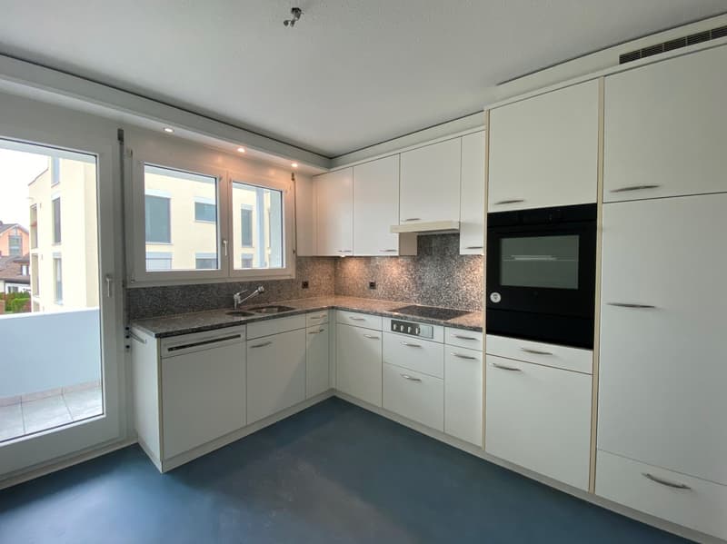 gemütliche 4.5 - Zimmerwohnung an zentraler Lage im steuergünstigen Freienbach (2)
