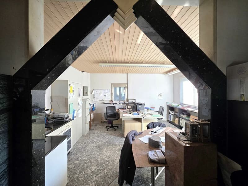 Büro mit Bodenheizung in Werkhalle