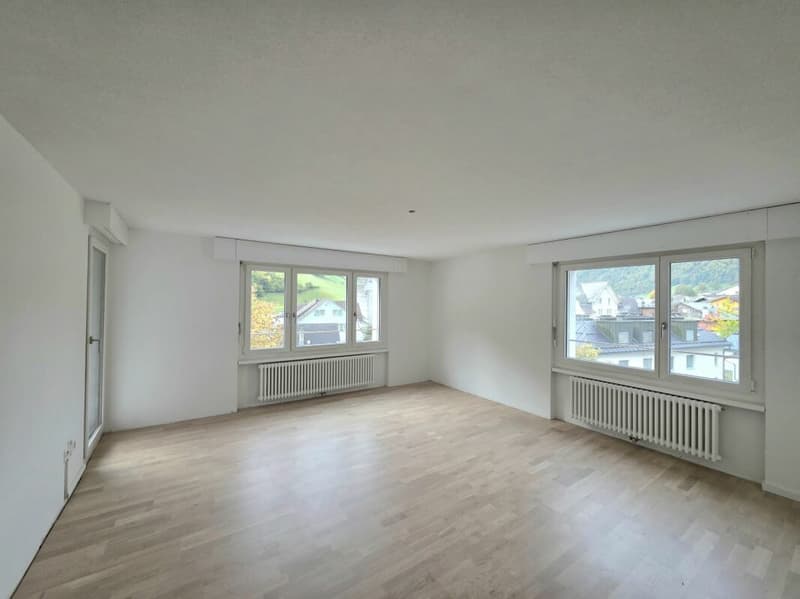 Wohnzimmer mit Zugang zum grossen Balkon