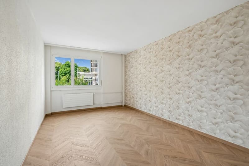 Stylisch renovierte 3½-Zimmer-Wohnung mit Balkon und grünem Ausblick (6)