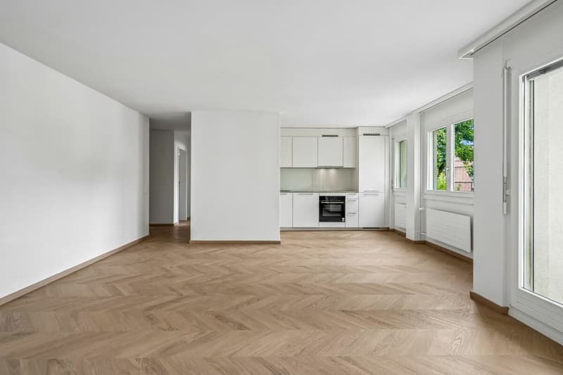 Stylisch renovierte 3½-Zimmer-Wohnung mit Balkon und grünem Ausblick (2)